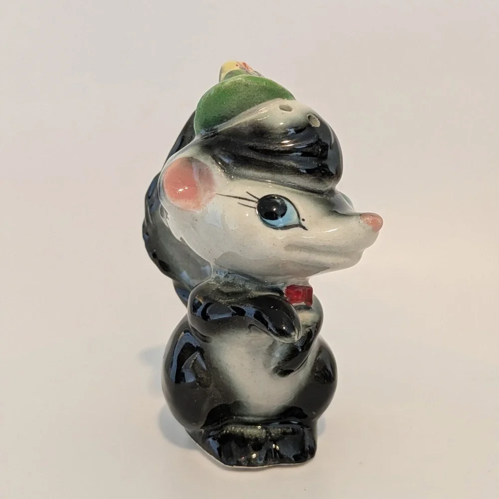Vintage Skunk Couple Salt And Pepper Shakers Anthropomorphic Hats Japan